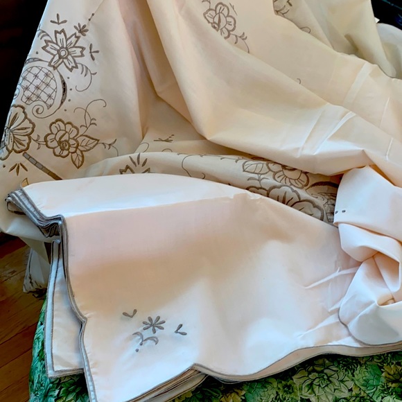Elegant brand new vintage table cloth embroidered with appliqués 1930s